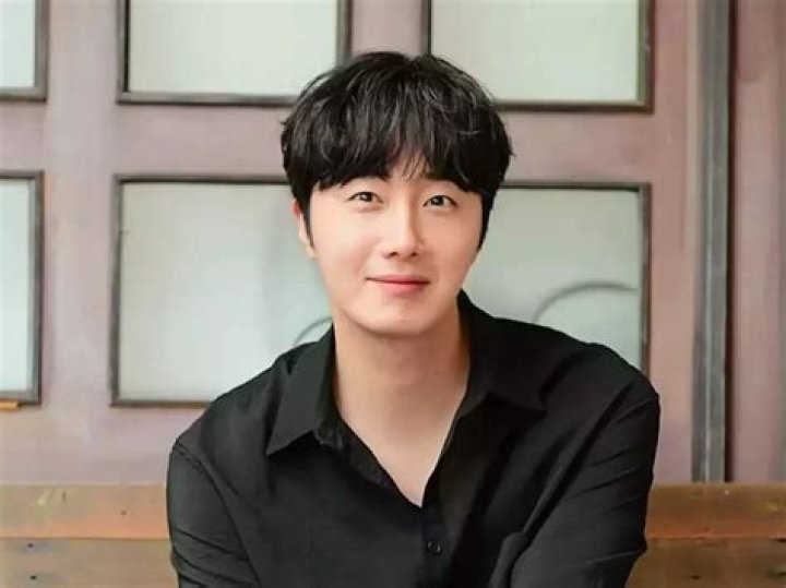 Jung Il Woo's Love Life Unveiled