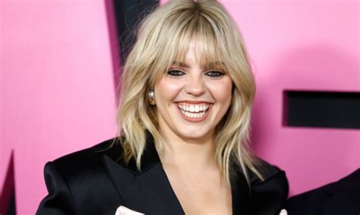 Mean Girls Actress Renee Rapp's Dating Life! Know Her Jimmy Awards, Vocal Type, Age, Net Worth, & More.
