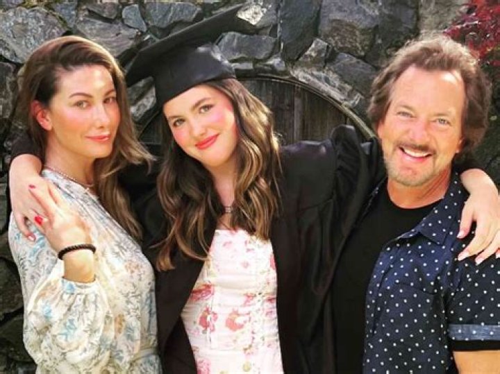 Who are Eddie Vedder siblings? |