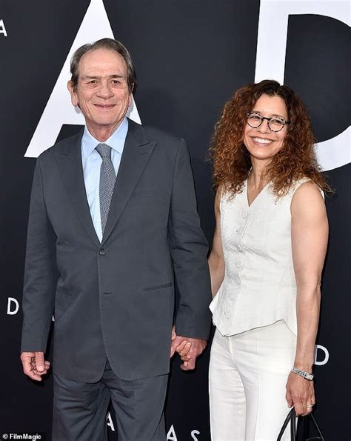 Who is Tommy Lee Jones' third wife Dawn Laurel-Jones? Wikipedia, age, wedding, children, photographe